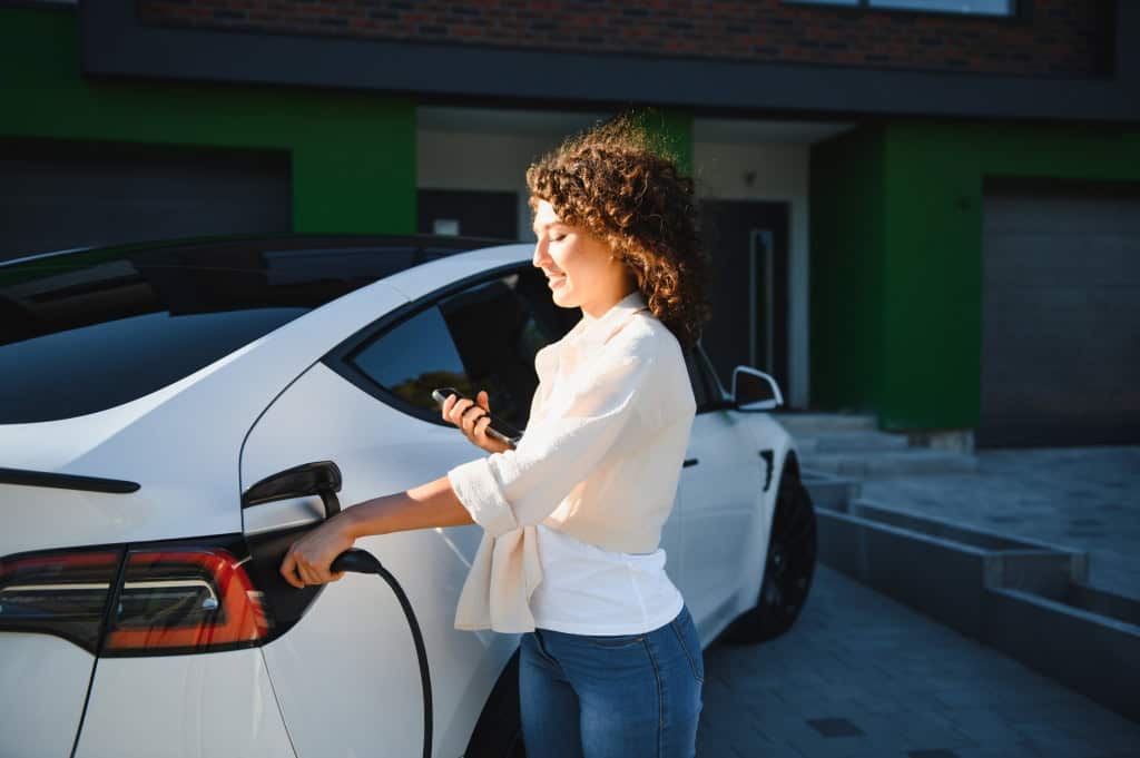 Com carros novos mais caros, compradores americanos avaliam custos, tecnologia e autonomia antes de decidir a troca.