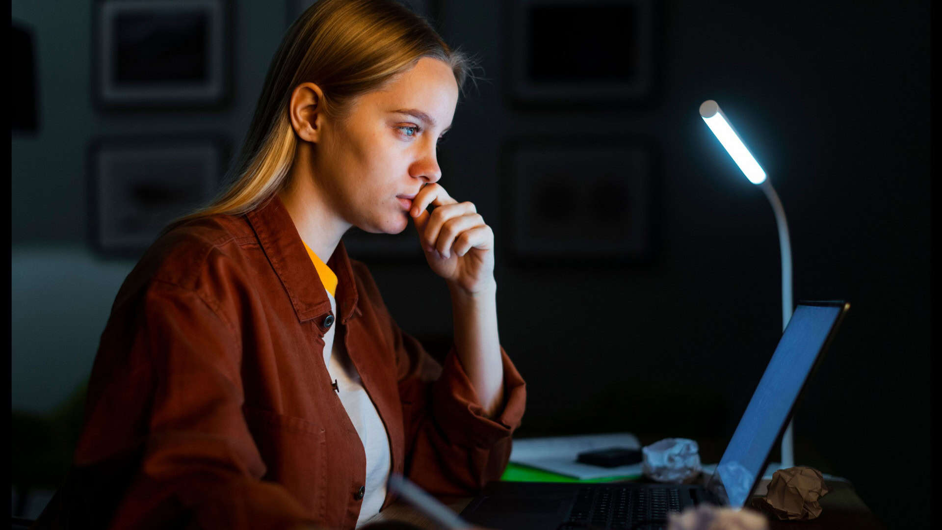 vista-lateral-da-mulher-loira-trabalhando-no-laptop