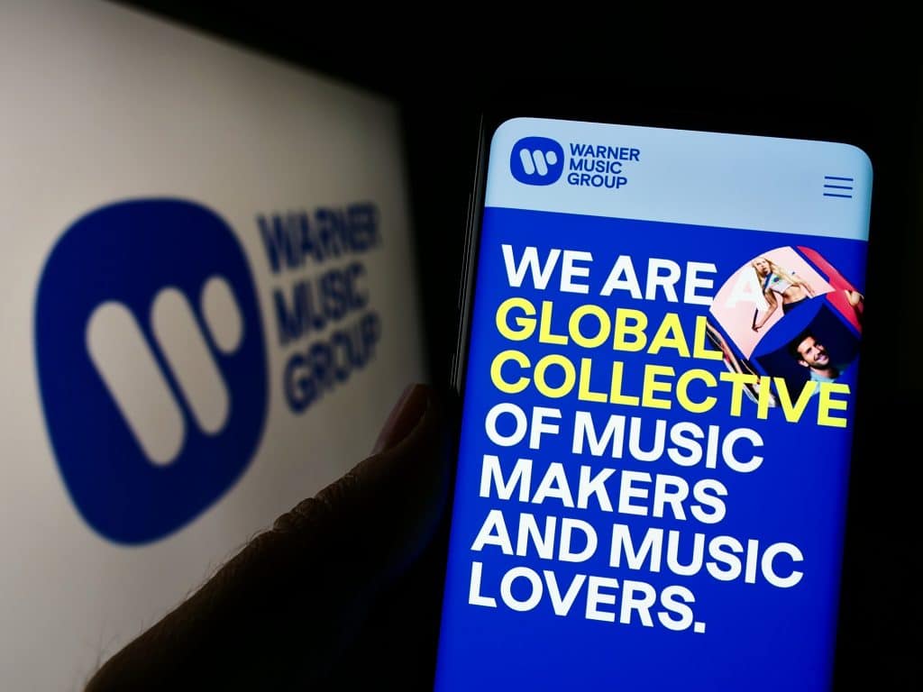 Fim do processo: Warner se junta à Suno para licenciar músicas com IA A Warner Music anunciou uma parceria com a Suno, líder em inteligência artificial (IA) para música, para encerrar um processo envolvendo violação de direitos autorais pela startup. O acordo abre “novas fronteiras na criação, interação e descoberta musical, ao mesmo tempo que compensa e protege artistas, compositores e a comunidade criativa em geral”, segundo um comunicado divulgado à imprensa. warner