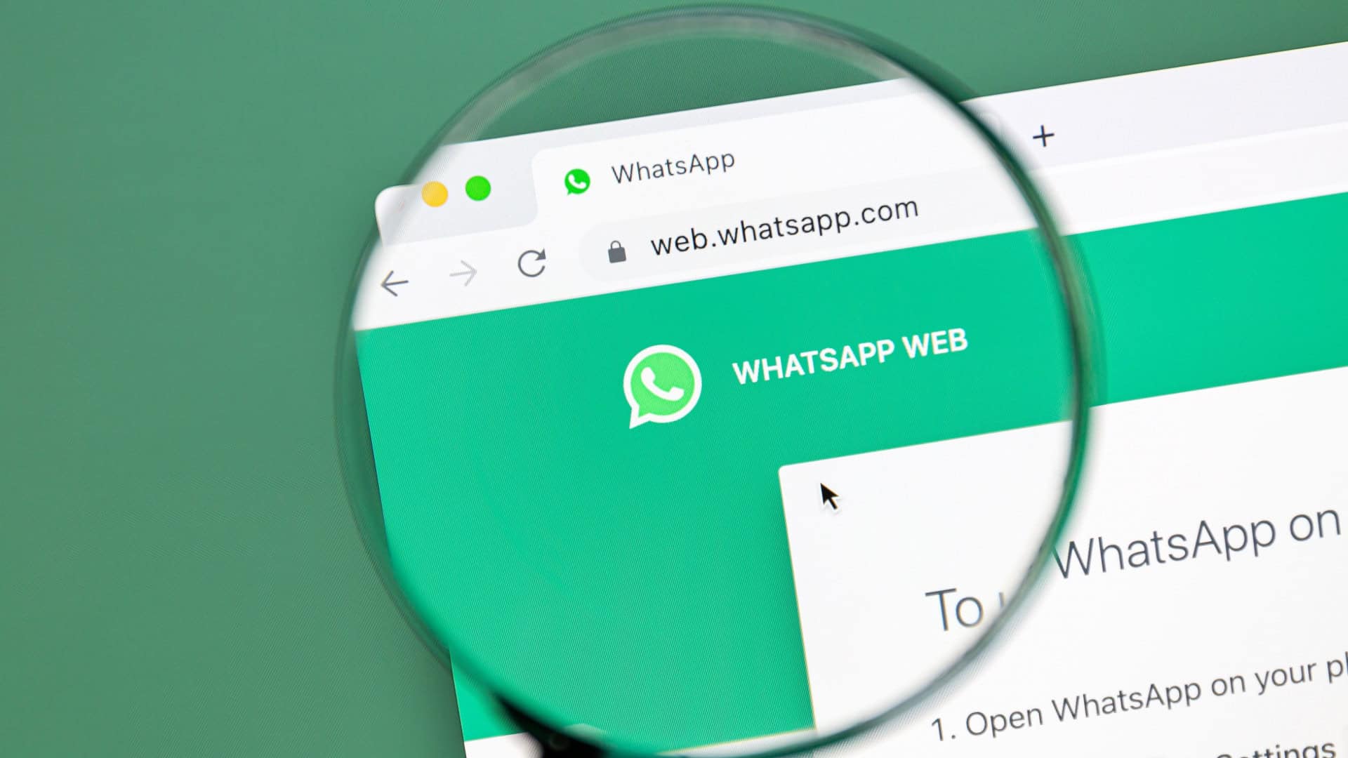 Lupa ampliando página do WhatsApp Web no navegador para representar análise de segurança de extensões