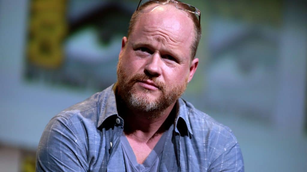 O que é um showrunner em uma série de TV? Se você gosta de séries e acompanha notícias e debates sobre suas produções favoritas, provavelmente já ouviu o termo showrunner. Mas o que ele significa? A palavra se refere a um dos cargos mais importantes e centrais da indústria de televisão. Joss Whedon, criador de Buffy, Angel e Firefly / Crédito: Wikim