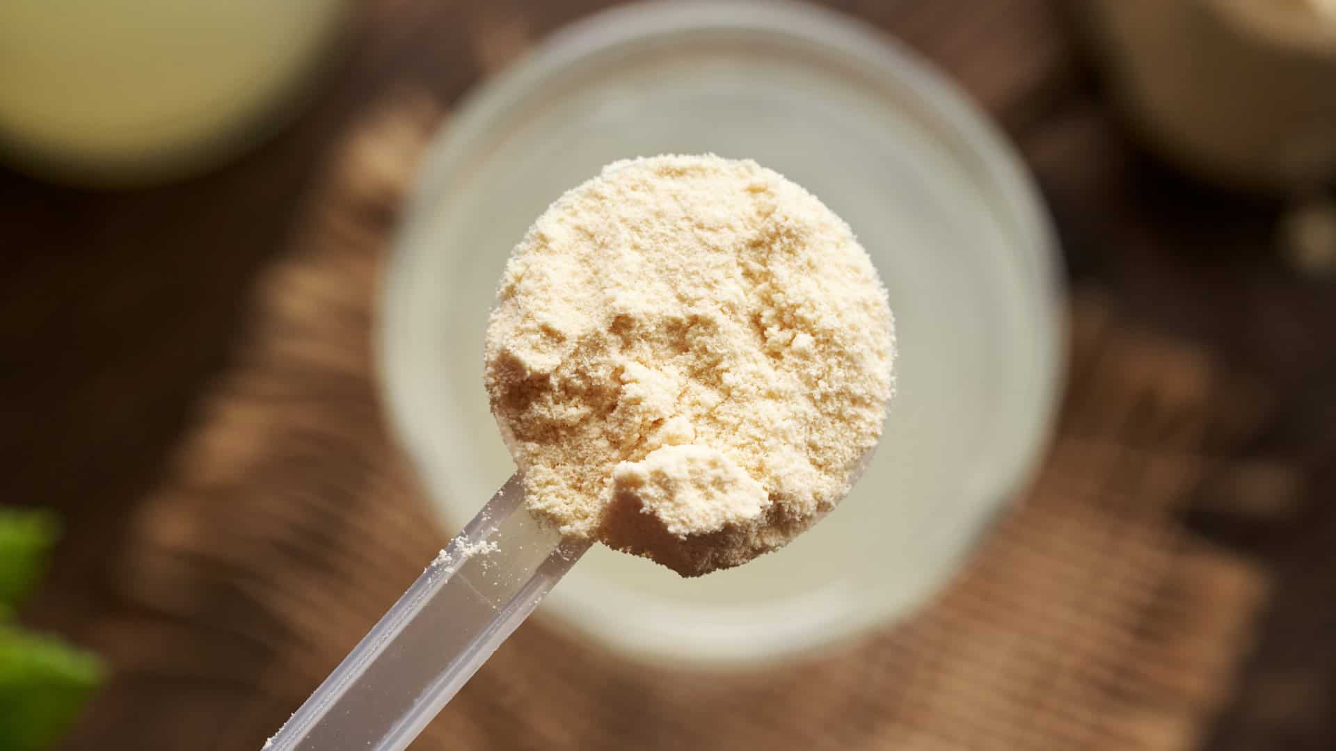 Colher medidora com whey vista de cima