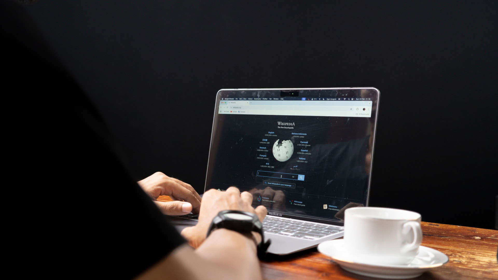 Wikipedia aprimora estratégias para flagrar textos produzidos por inteligência artificial