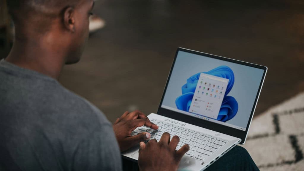 Assistentes digitais do Windows 11 atuam em segundo plano, mas usuários devem supervisionar ações complexas.