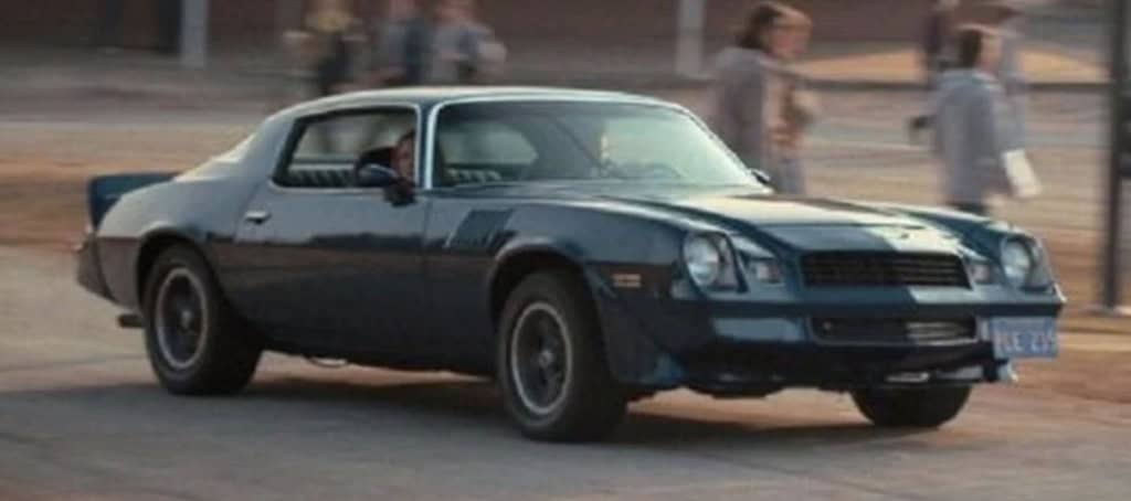 Carro esportivo clássico, Chevrolet Camaro Z/28 1979, duas portas, em movimento na rua, associado aos carros stranger things netflix