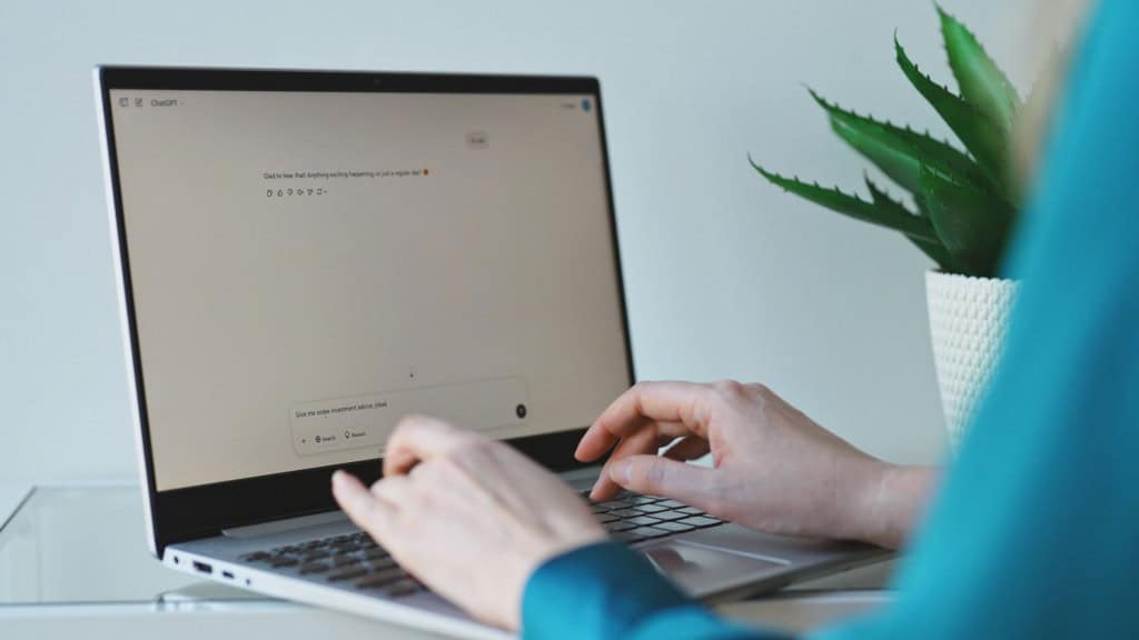 Pessoa conversando com ChatGPT no notebook