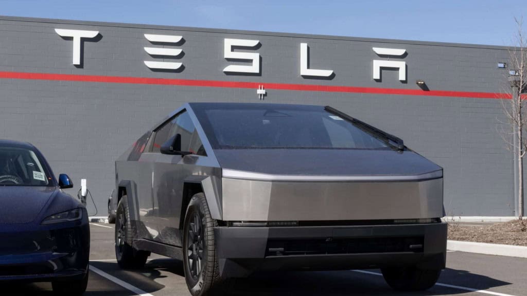 Cybertruck em frente a uma loja da Tesla