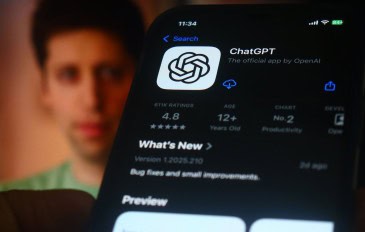 Tela de celular mostra a página do aplicativo ChatGPT na App Store, com destaque para avaliações e versão atualizada.