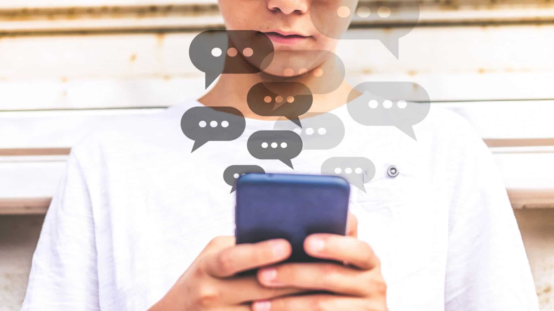 Montagem com garoto adolescente usando celular