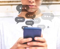 Montagem com garoto adolescente usando celular