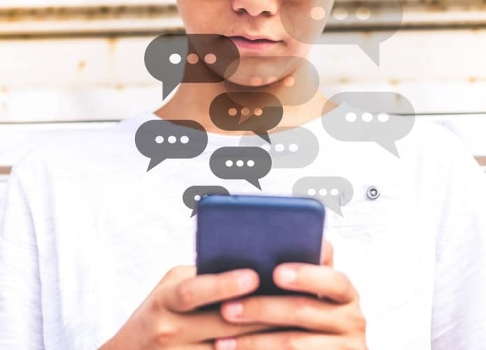 Montagem com garoto adolescente usando celular