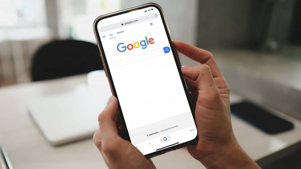 Pessoa usando Busca do Google em celular