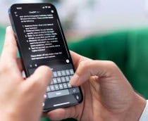 Pessoa conversando com ChatGPT no iPhone