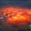 Ilustração de vista aérea de data center tão quente que parece usina de fundição