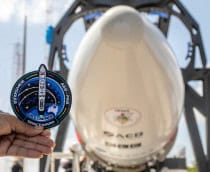 Pessoa segurando símbolo da Operação Spaceward na frente do foguete HANBIT-Nano da Innospace na Base de Alcântara