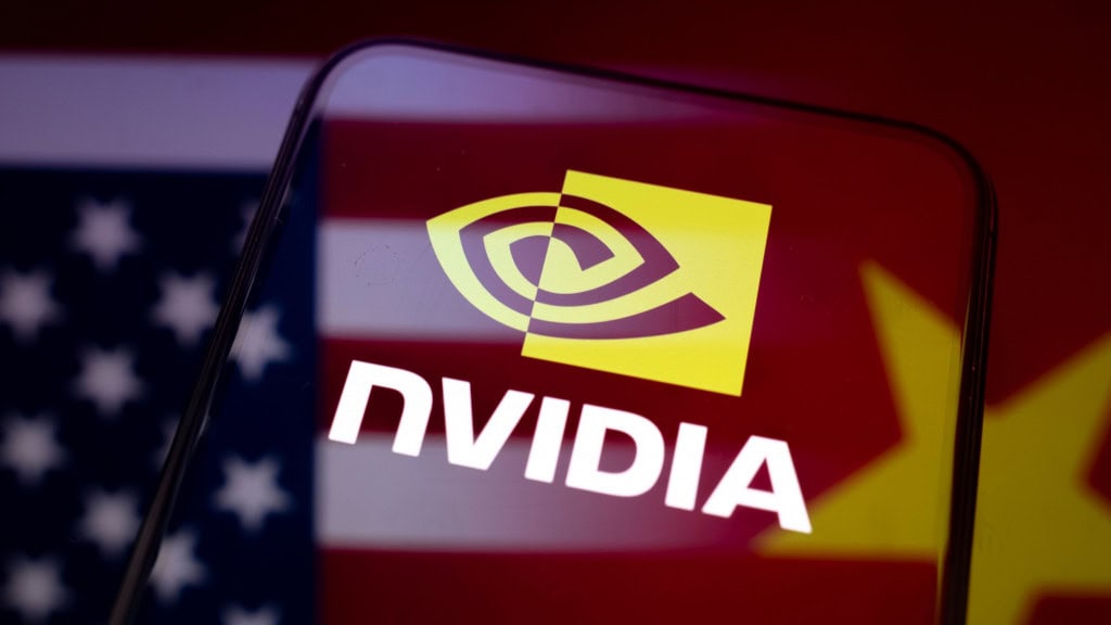 Celular com logomarca da Nvidia na tela; mistura de bandeiras dos Estados Unidos e da China sobrepõem a imagem