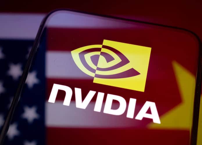Celular com logomarca da Nvidia na tela; mistura de bandeiras dos Estados Unidos e da China sobrepõem a imagem
