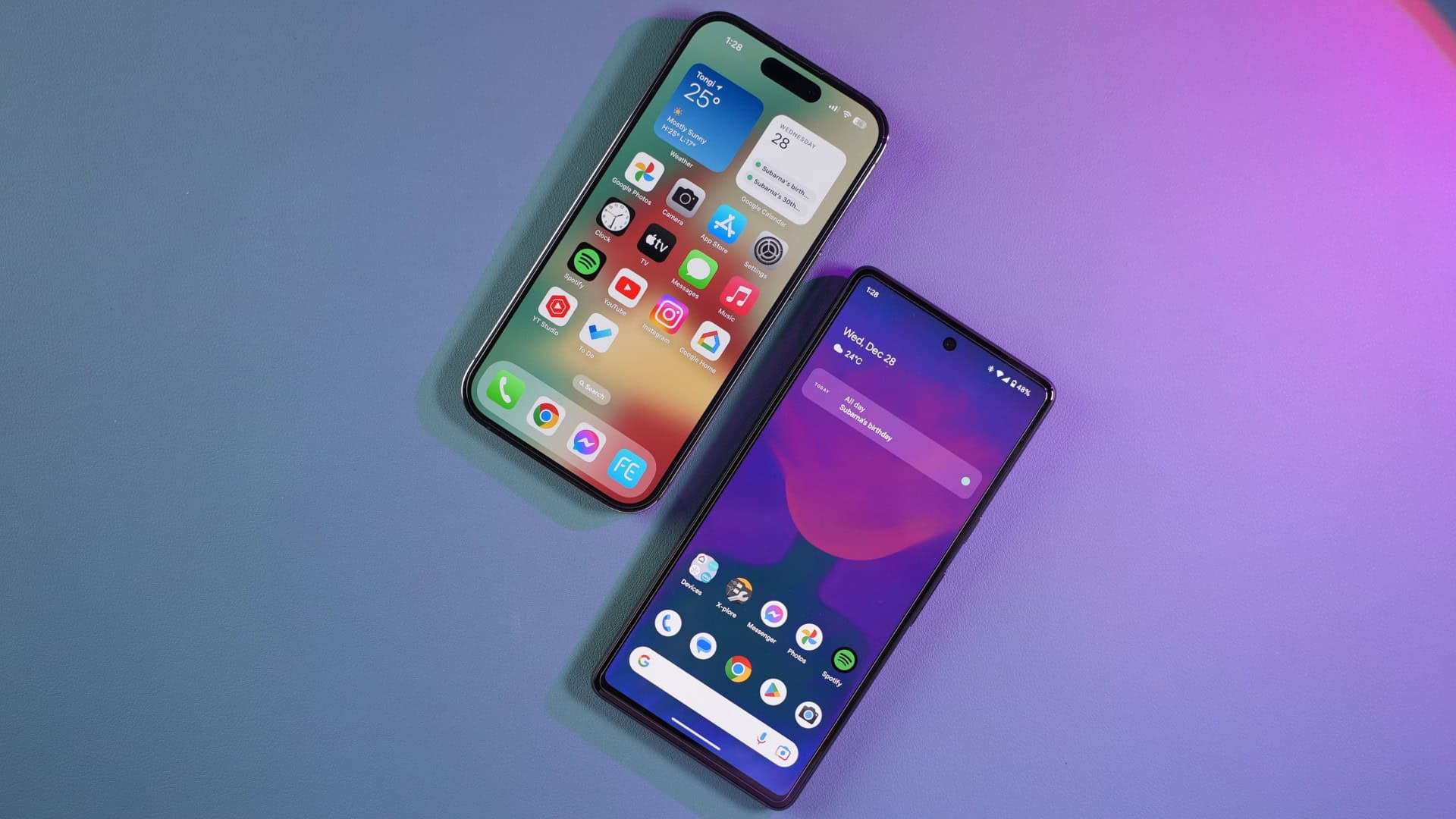 iPhone ao lado de celular Android – ambos colocados sobre uma mesa