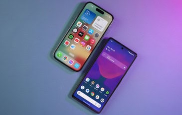 iPhone ao lado de celular Android – ambos colocados sobre uma mesa