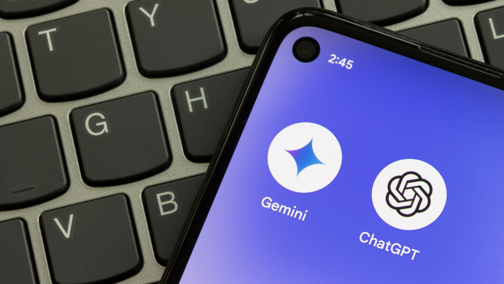Google e OpenAI utilizam Gemini e GPT-5.2 na corrida pelo avanço da inteligência artificial. 7 Ícones dos aplicativos do Gemini e do ChatGPT na tela inicial de um celular Android