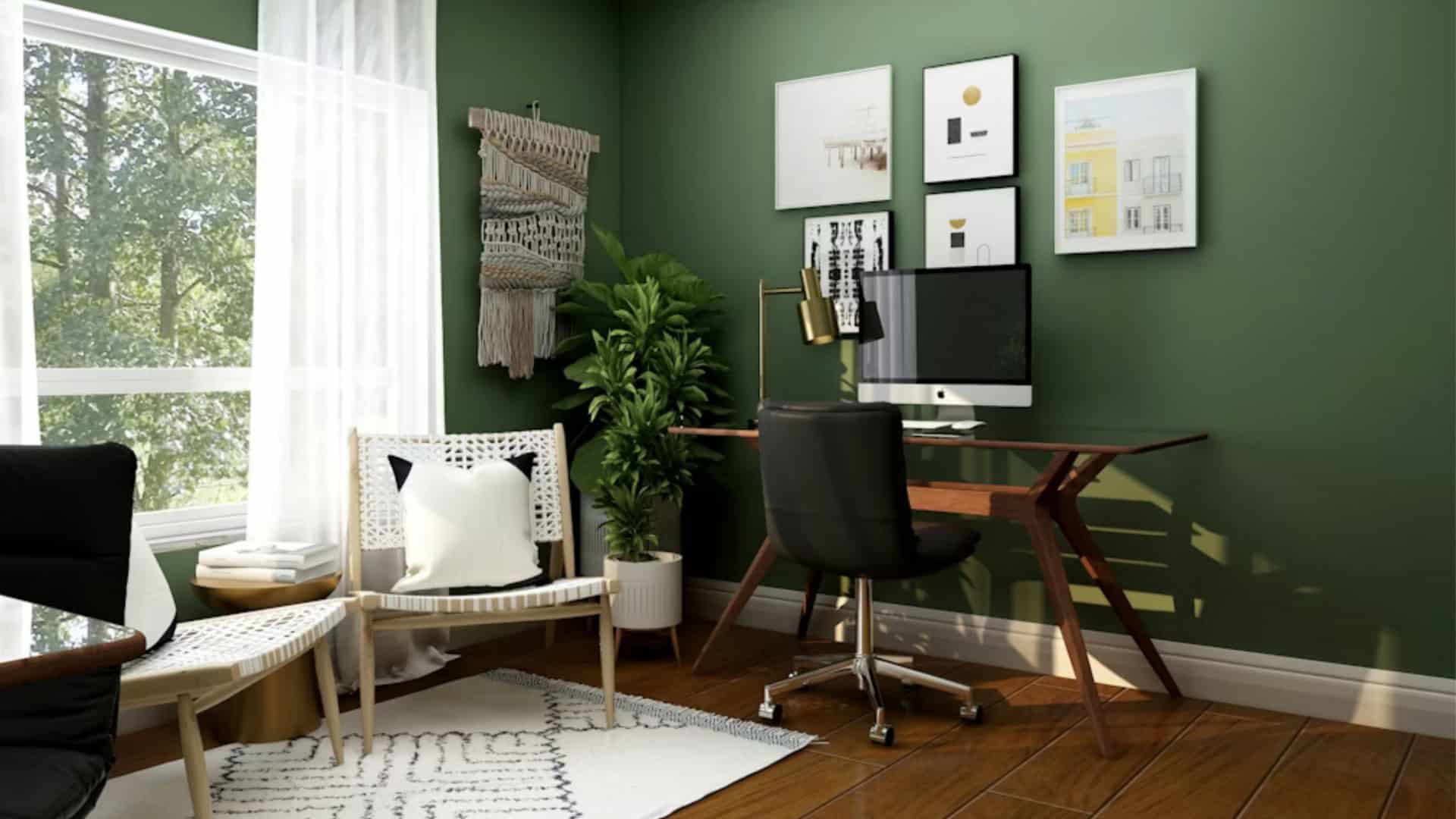 Home office com paredes verdes, com quadros e tapeçarias pendurados