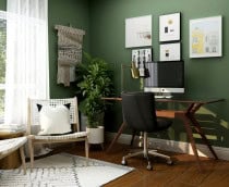 Home office com paredes verdes, com quadros e tapeçarias pendurados