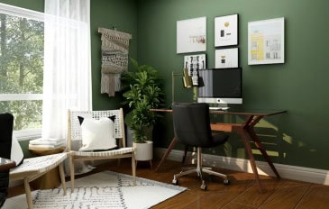 Home office com paredes verdes, com quadros e tapeçarias pendurados