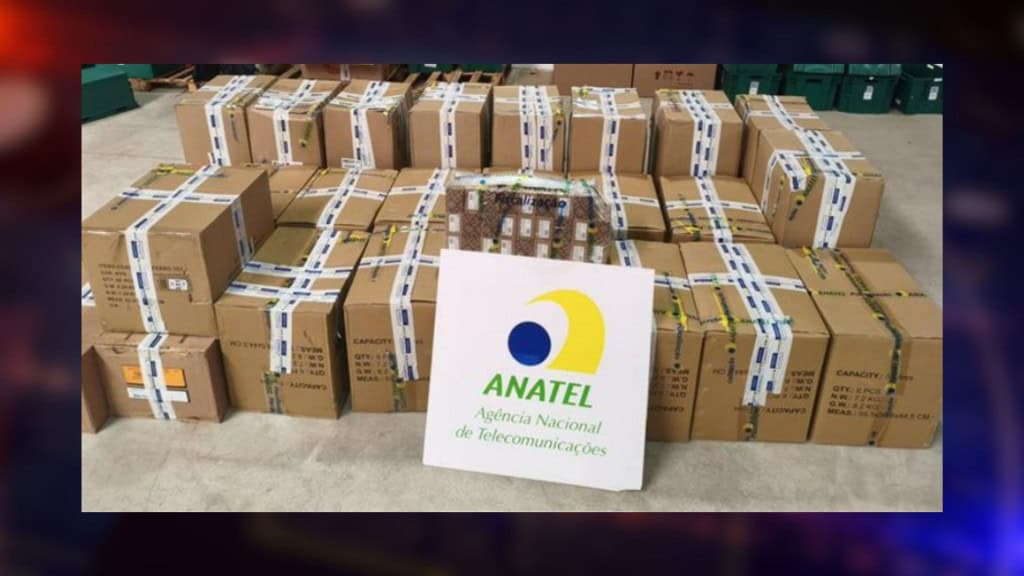 Caixas de produtos piratas apreendidos em Operação Produto Legal da Anatel e da Receita Federal
