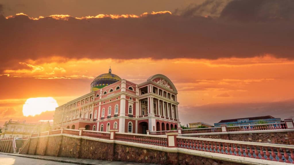 Manaus é a cidade com a floresta dentro dela
