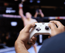 homem jogando jogo na TV usando um controle de Xbox