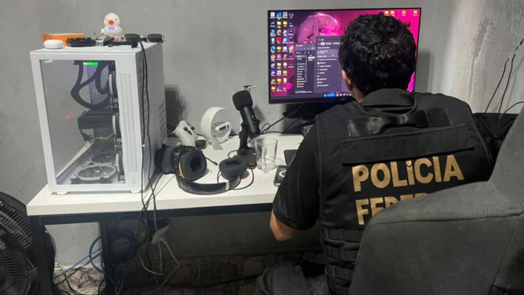 Agente da Polícia Federal investigando computador na Operação OFF