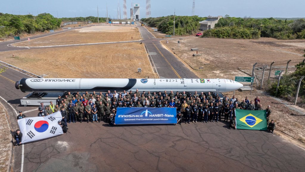 Foto de cima da equipe da Operação Spaceward na frente do foguete HANBIT-Nano na Innospace na Base de Alcântara