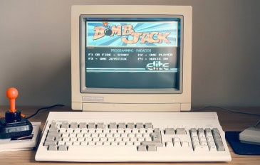 PC antigo, com joystick plugado e jogo na tela