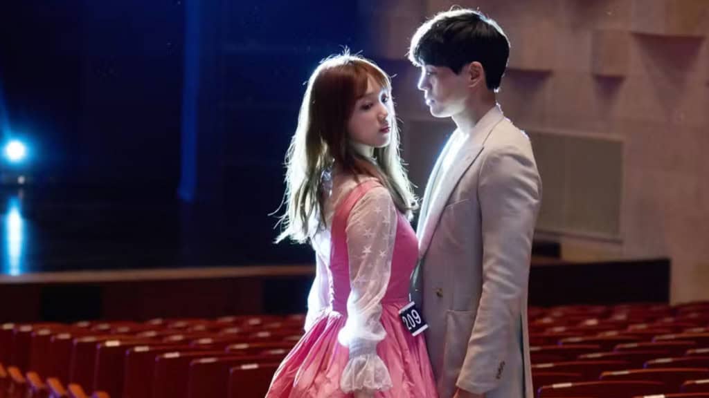 Personagens em cima do palco em cena romantica 