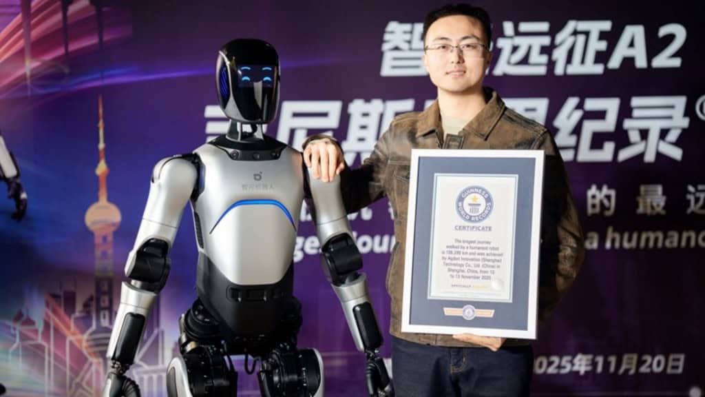 Robô humanoide chinês AgiBot A2 ao lado de homem segurando certificado de recorde do Guiness
