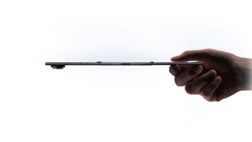 Montagem mostrando perfil de pessoa segurando Galaxy Z TriFold aberto