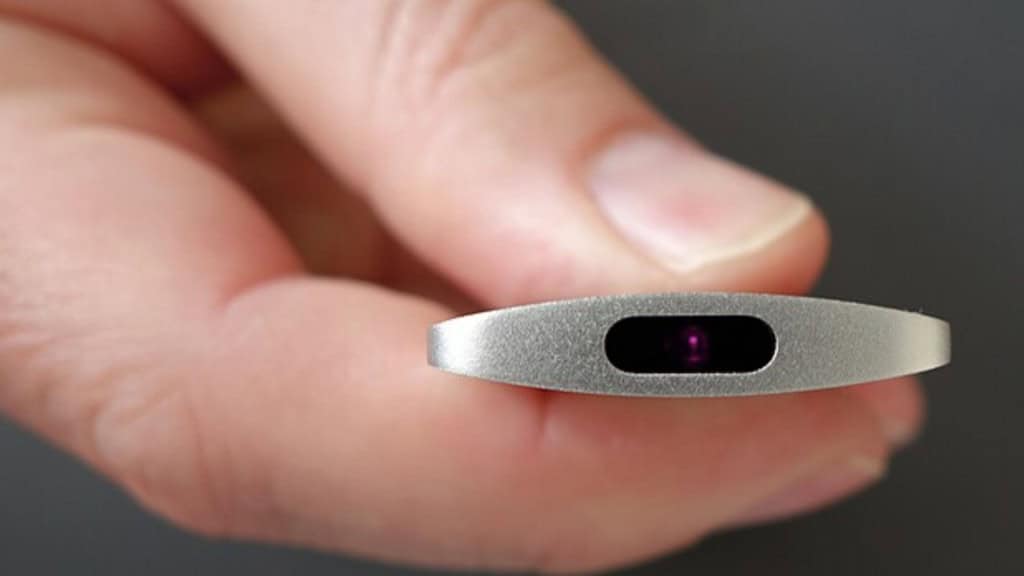 Mão apontando controle remoto 