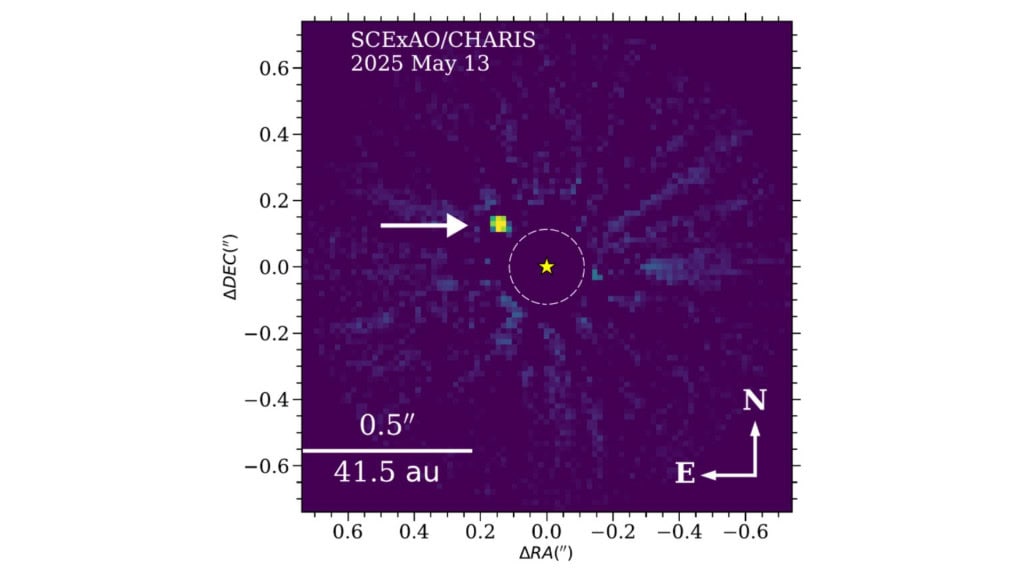 Imagens do Telescópio Subaru que levaram à descoberta de HIP 54515 b (indicado pela seta). A estrela hospedeira do planeta foi ocultada nesta imagem. A posição da estrela é indicada pela marca em forma de estrela. A linha pontilhada mostra o contorno da máscara usada para ocultar a estrela.