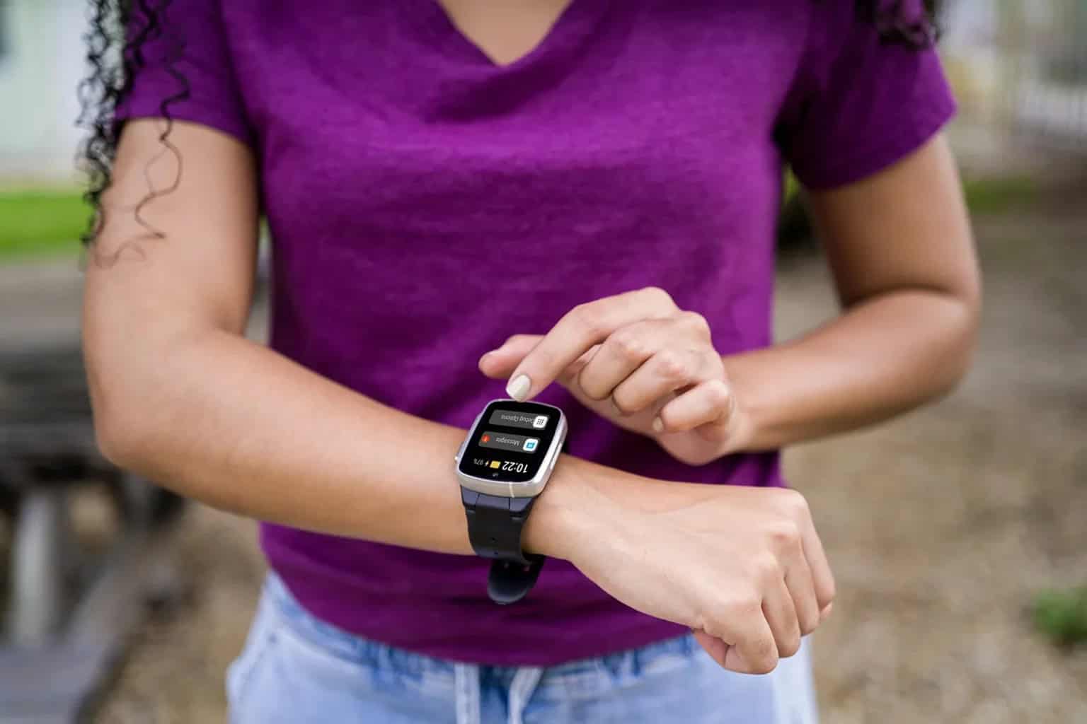 Mulher mexendo com um smartwatch