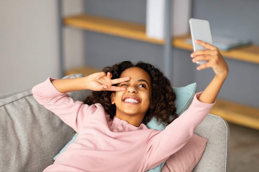 Adolescentes negros e hispânicos têm maior propensão a permanecer quase constantemente em plataformas como YouTube e TikTok