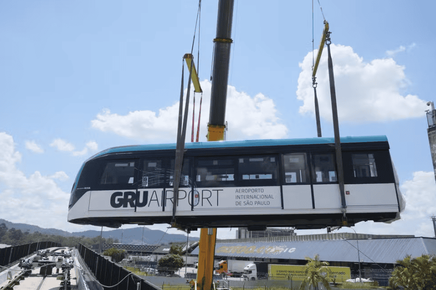 O monotrilho foi projetado especialmente para passageiros do aeroporto e conta com menos assentos do que um trem convencional