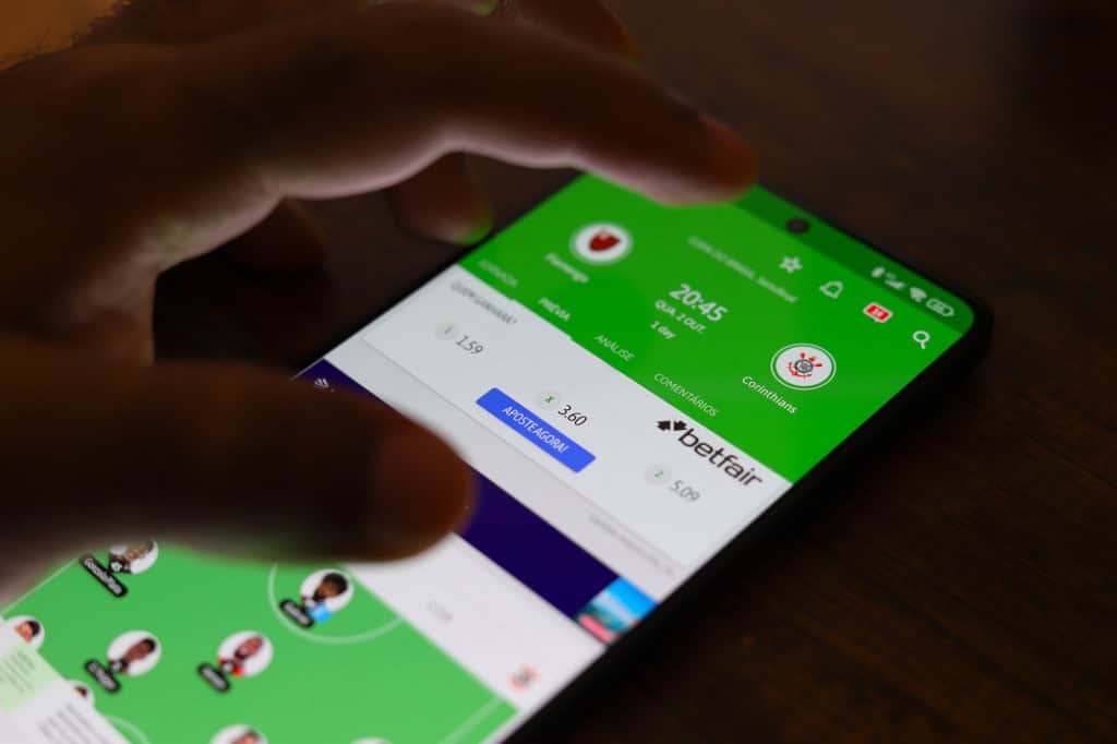 Celular mostrando uma tela de app de apostas