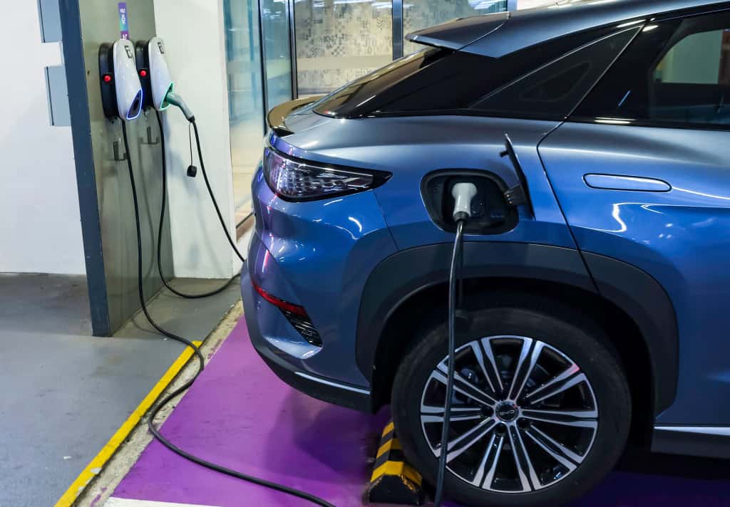 Carro el&eacute;trico carregando