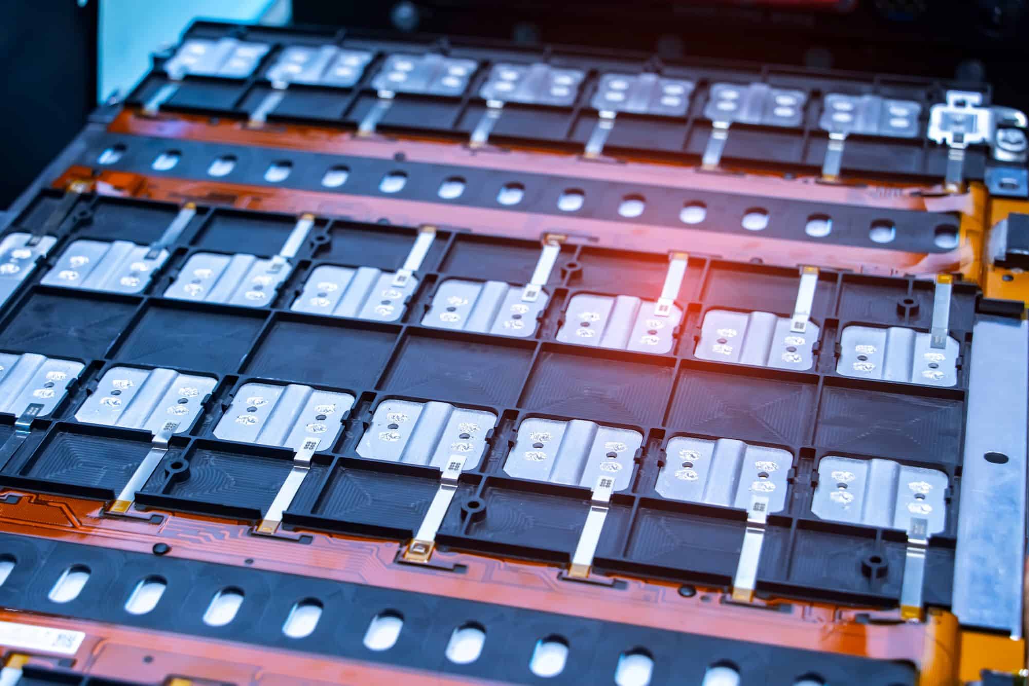 O que deteriora as baterias de carros elétricos? Estudo revela