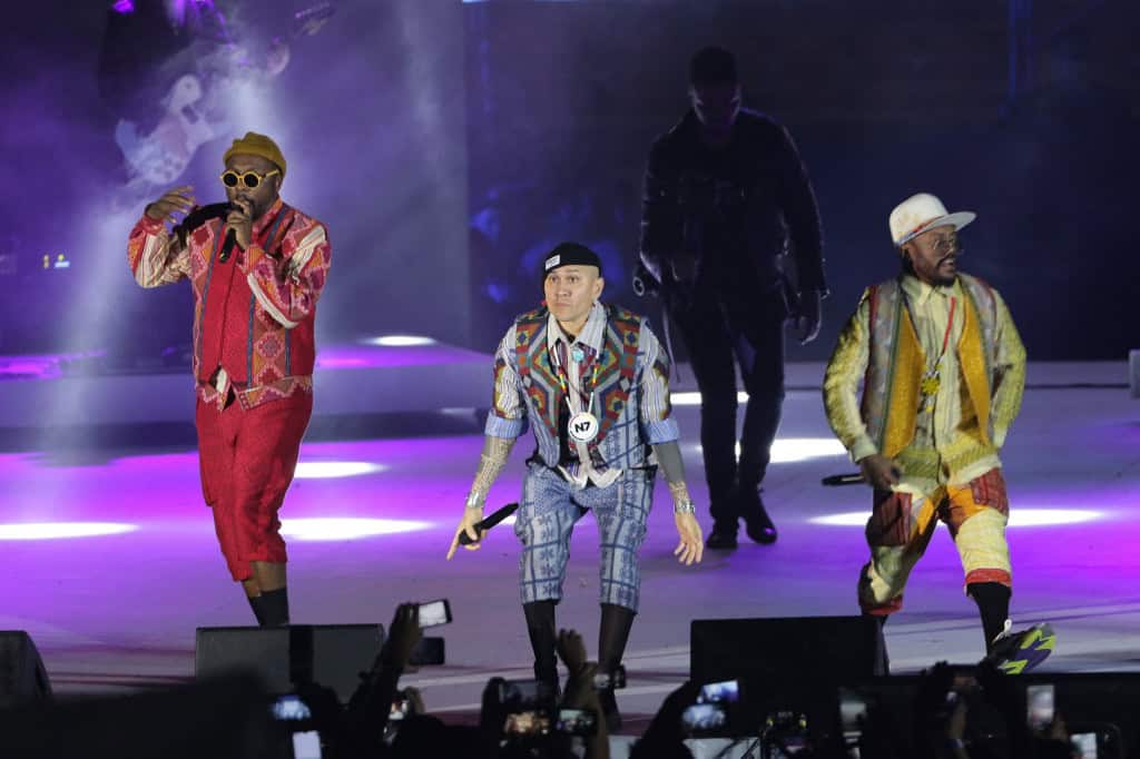 Trio Black Eyed Peas se apresentando