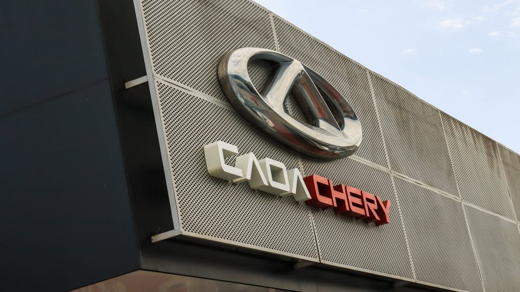 Logomarca da Caoa Chery em uma concessionária