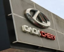 Logomarca da Caoa Chery em uma concessionária