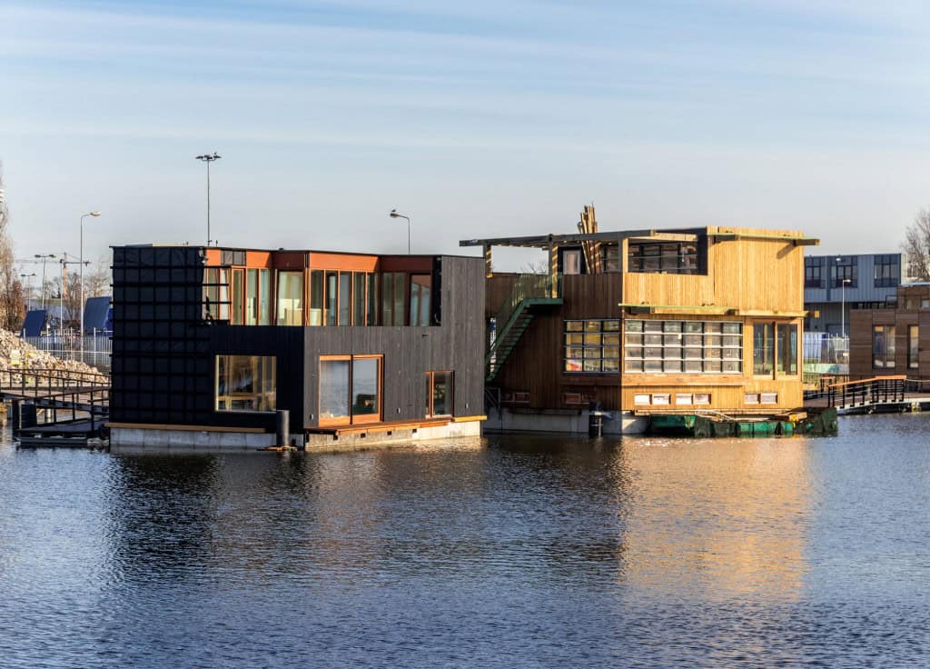 A Holanda lidera o experimento de moradias sobre a água, combinando sustentabilidade e segurança urbana.
