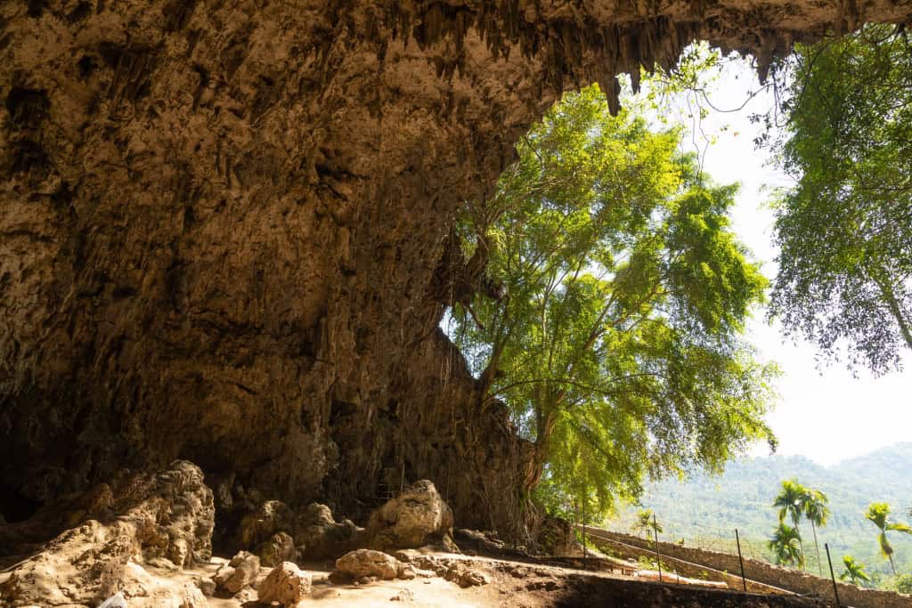 Fósseis dos “hobbits” foram encontrados na caverna Liang Bua, na ilha de Flores, palco de mudanças climáticas intensas no passado.