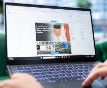 pessoa usando o computador para ver notícias